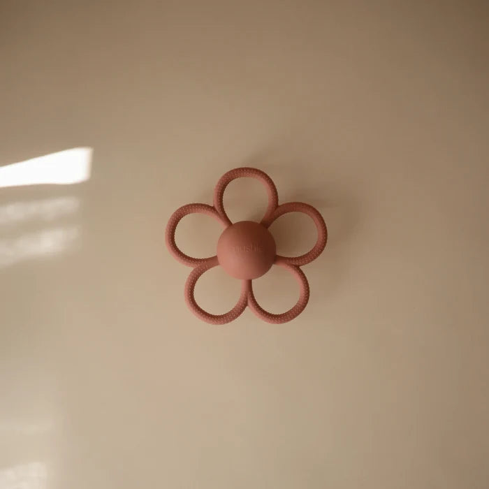 DAISY RATTLE TEETHER | DUSTY ROSE