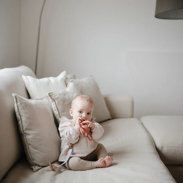 DAISY RATTLE TEETHER | DUSTY ROSE