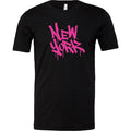This T‑shirt features the words ‘New York’ in large graffiti‑style fuchsia pink letters that appear to drip like wet paint against a black background. Made from a soft cotton‑poly blend, it’s both comfortable and stylish.
